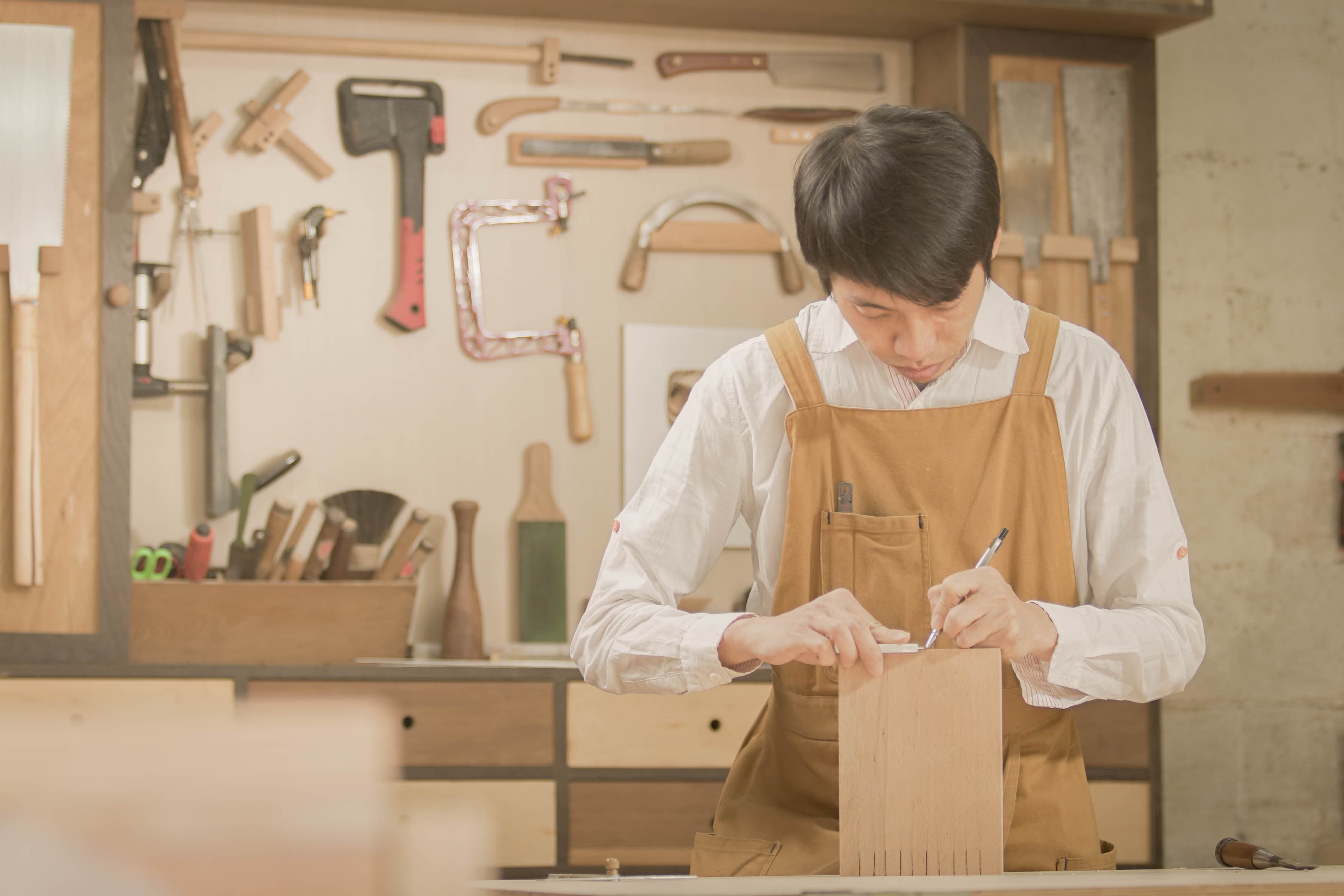 木頭仁在工作室低頭專注做木盒榫接